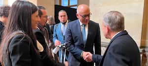 Por parte del Gobierno, la delegación está encabezada por el presidente de la Asamblea nacional chavista, Jorge Rodríguez, mientras que al frente de la Plataforma Unitaria de la oposición está Gerardo Blyde