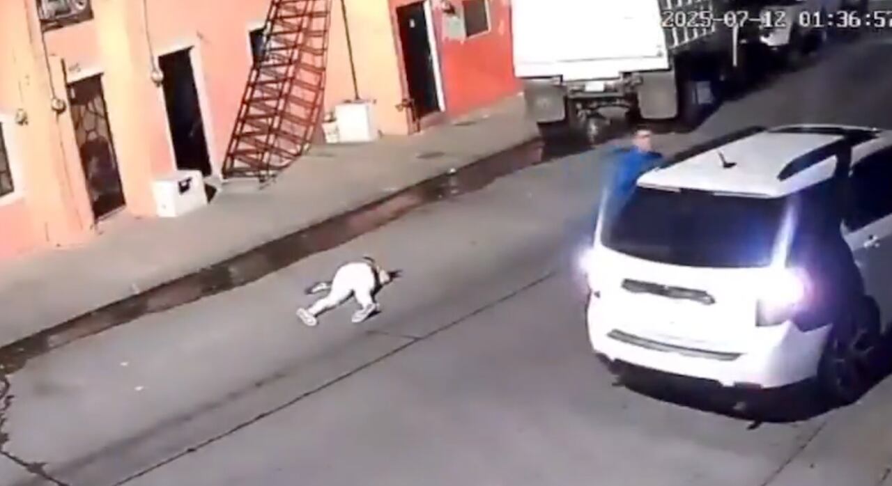 En el video se puede ver el momento en el que el hombre huye en su camioneta después de cometer el crimen