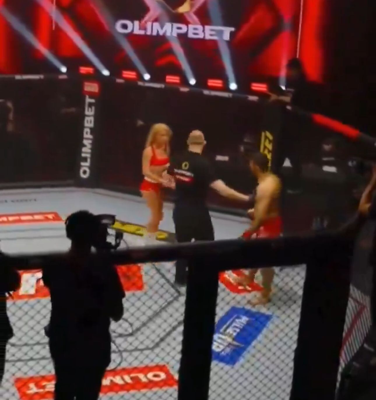 El juez de la pelea tuvo que interferir ante el reclamo de la mujer