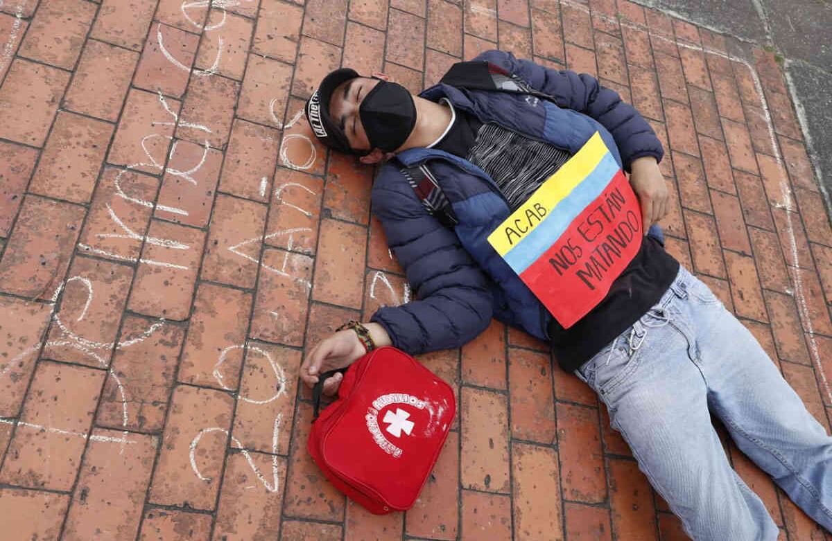 En medio de la protesta los manifestantes realizaron algunas representaciones para protestar ante el Gobierno por el aumento de la violencia en el país. Foto Guillermo Torres / Semana