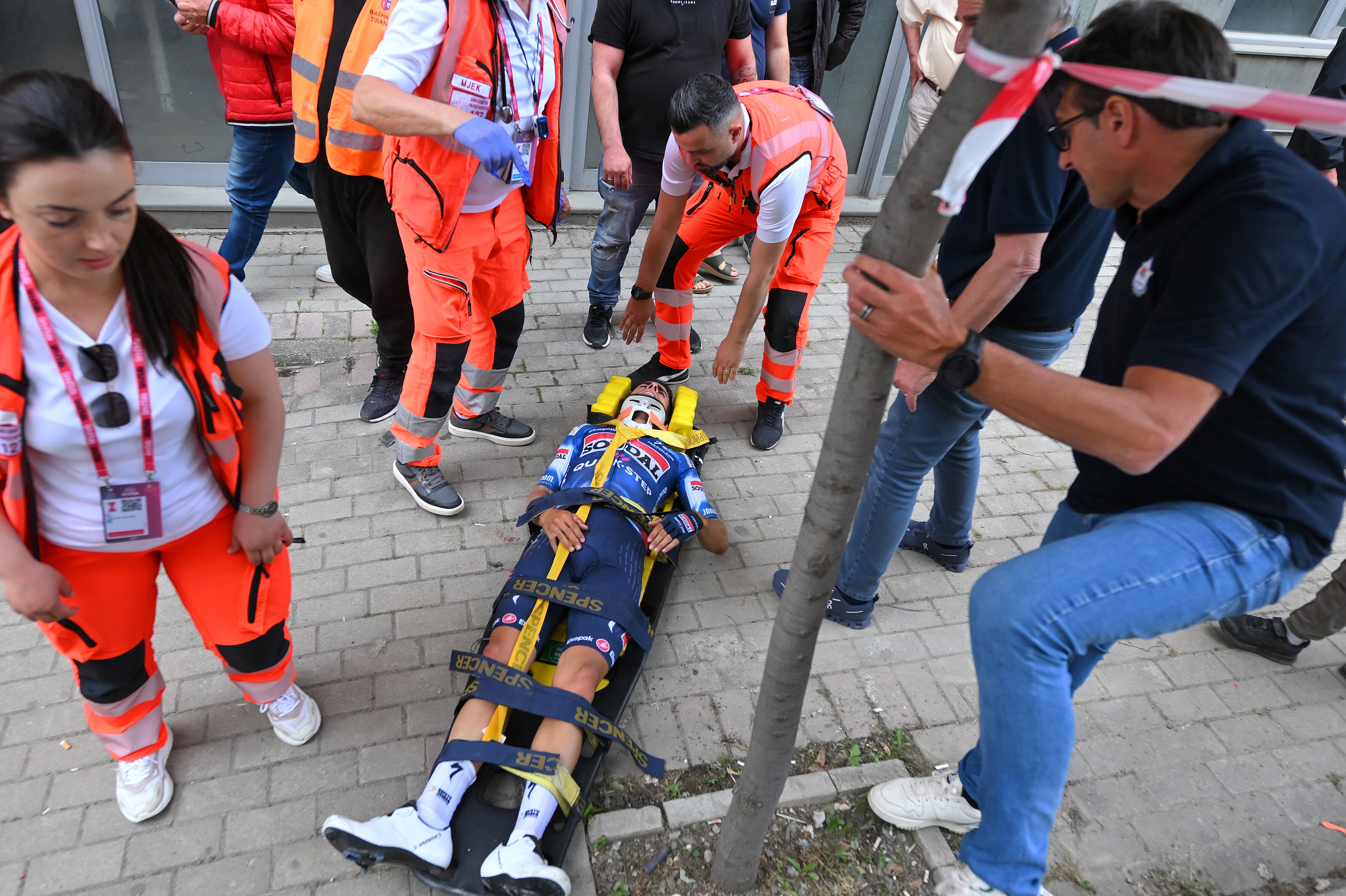 Así tuvo que ser retirado Mikel Landa tras la etapa 1 del Giro de Italia 2025