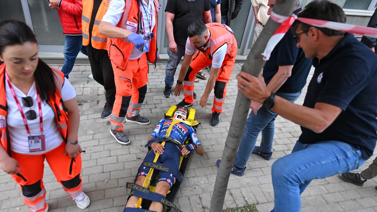 Así tuvo que ser retirado Mikel Landa tras la etapa 1 del Giro de Italia 2025.
