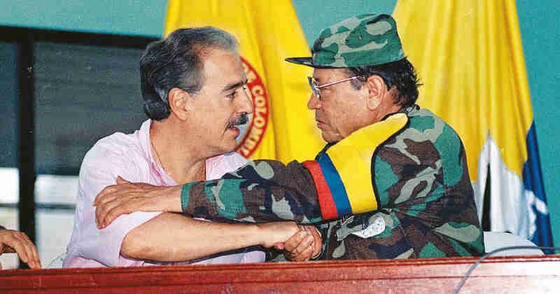 El expresidente Andrés Pastrana y Manuel Marulanda Vélez, alias Tirofijo, en los diálogos de paz del Caguán