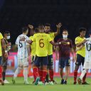 El colombiano Miguel Borja abraza a William Tesillo (6) luego de su empate 2-2 en un partido de fútbol de clasificación para la Copa Mundial de la FIFA Qatar 2022 contra Argentina en el estadio Metropolitano de Barranquilla, Colombia, el martes 8 de junio de 2021. Foto: AP / Fernando Vergara.