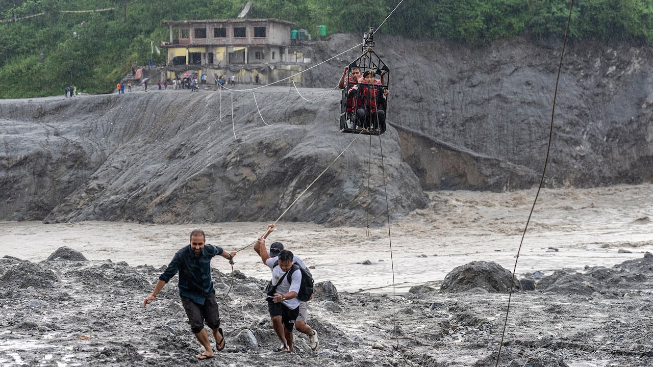 Residentes tiran de una tirolesa recién instalada para ayudar a las personas a cruzar el río Trishuli después de las inundaciones repentinas en Bidur, en el distrito de Nuwakot de Nepal. Miércoles 2 de septiembre de 2026.