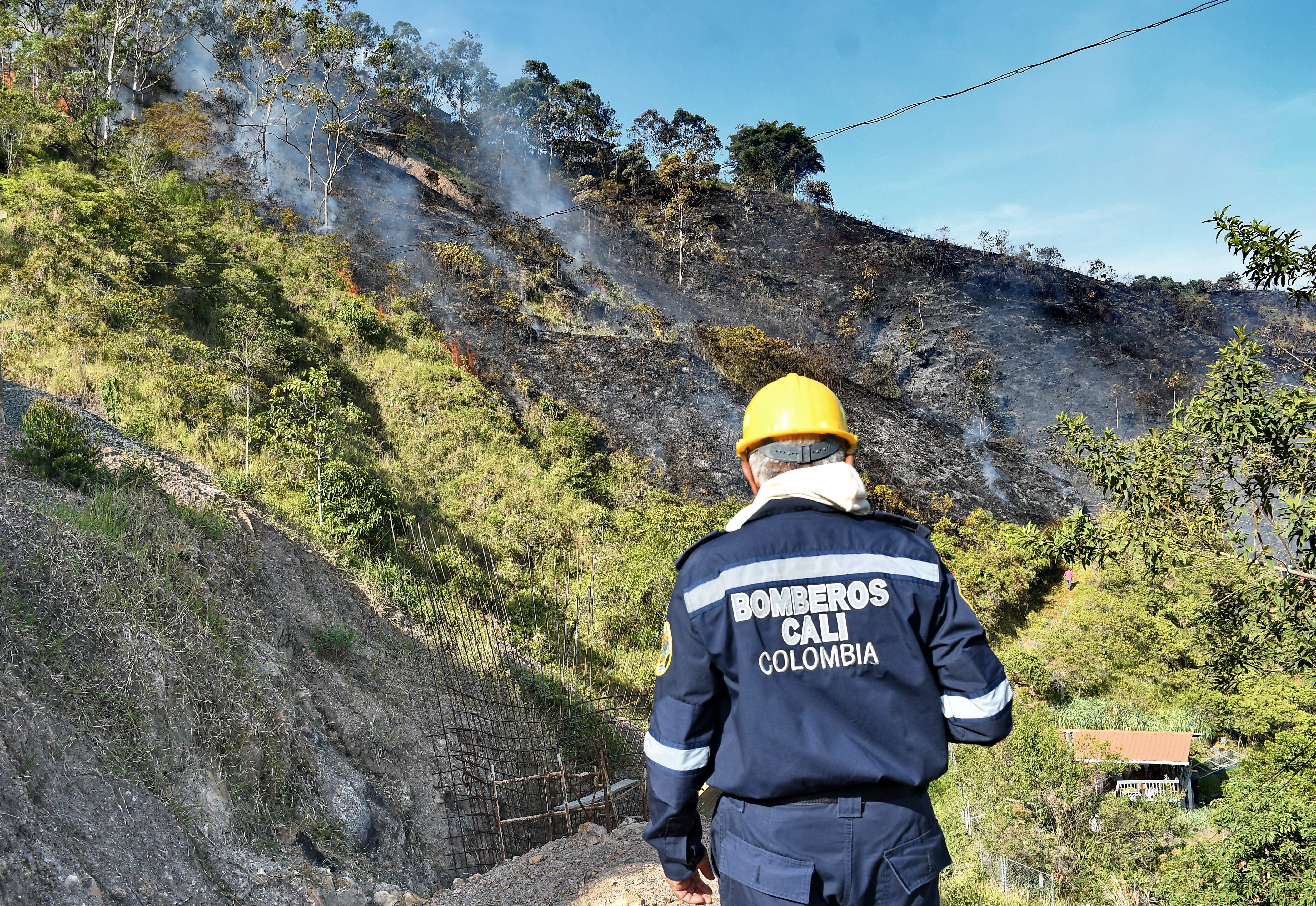 de 20Incendio forestal en la buitrera , Sep 21 23, en Cali Valle