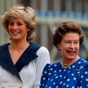 En esta fotografía del 4 de agosto de 1987 la princesa Diana de Gales, izquierda, y la reina Isabel II de Gran Bretaña sonríen a la gente fuera de Clarence House en Londres. Como se sabe, la reina Isabel y la princesa Diana mantuvieron una estrecha relación, incluso cuando la duquesa se separó del príncipe Carlos. Foto: AP / Martin Cleaver, archivo.