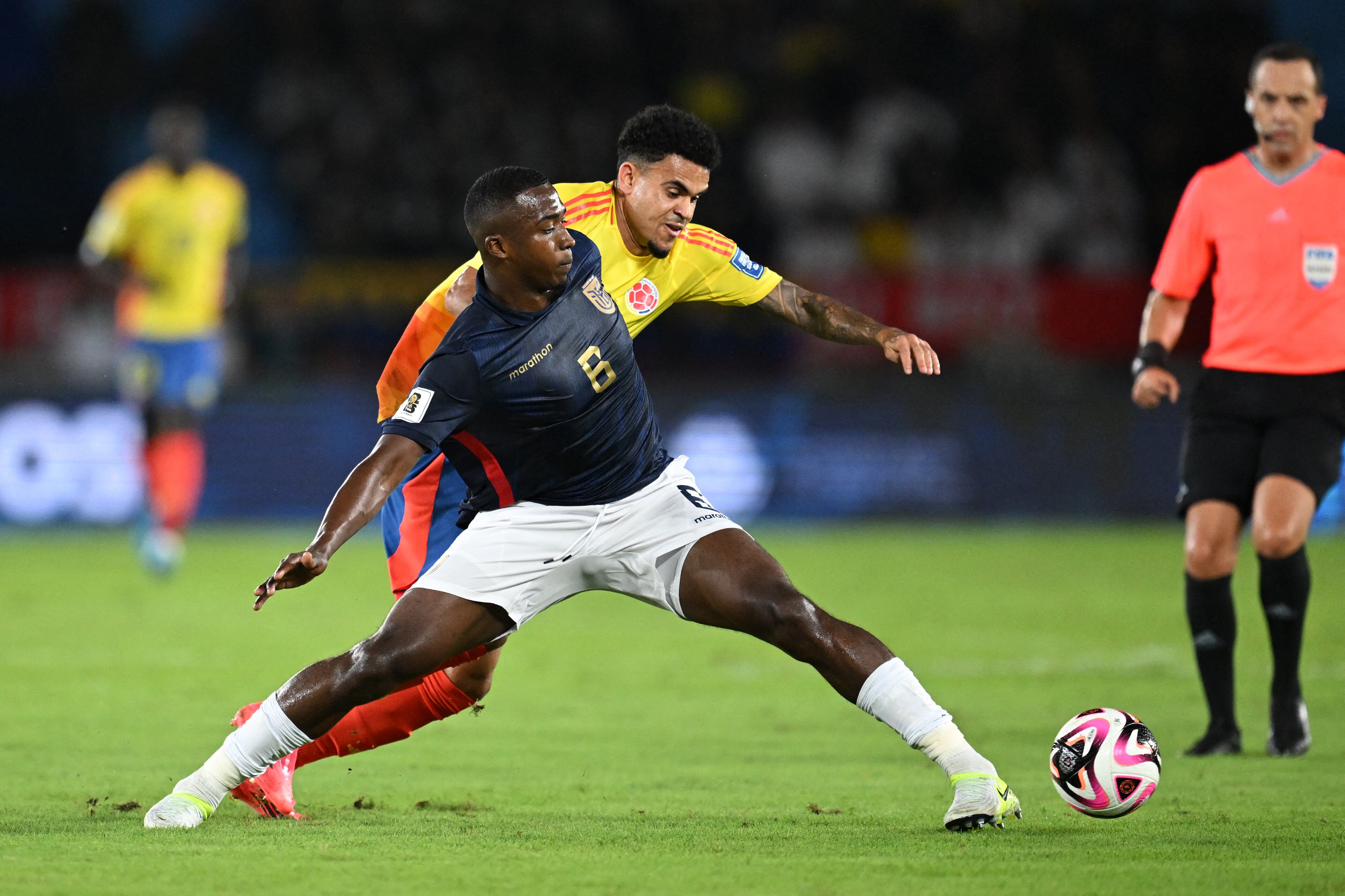 Colombia's forward #07 Luis Diaz and Ecuador's defender #06 Willian Pacho fight for the ball during the 2026 FIFA World Cup South American qualifiers football match between Colombia and Ecuador at the Metropolitano Roberto Melendez stadium in Barranquilla, Colombia, on November 19, 2024. (Photo by Raul ARBOLEDA / AFP)