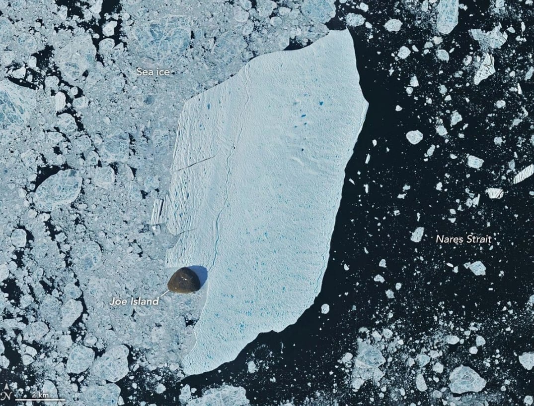 Las imágenes satelitales muestran que el gigante de hielo sigue moviéndose tras superar el impacto.