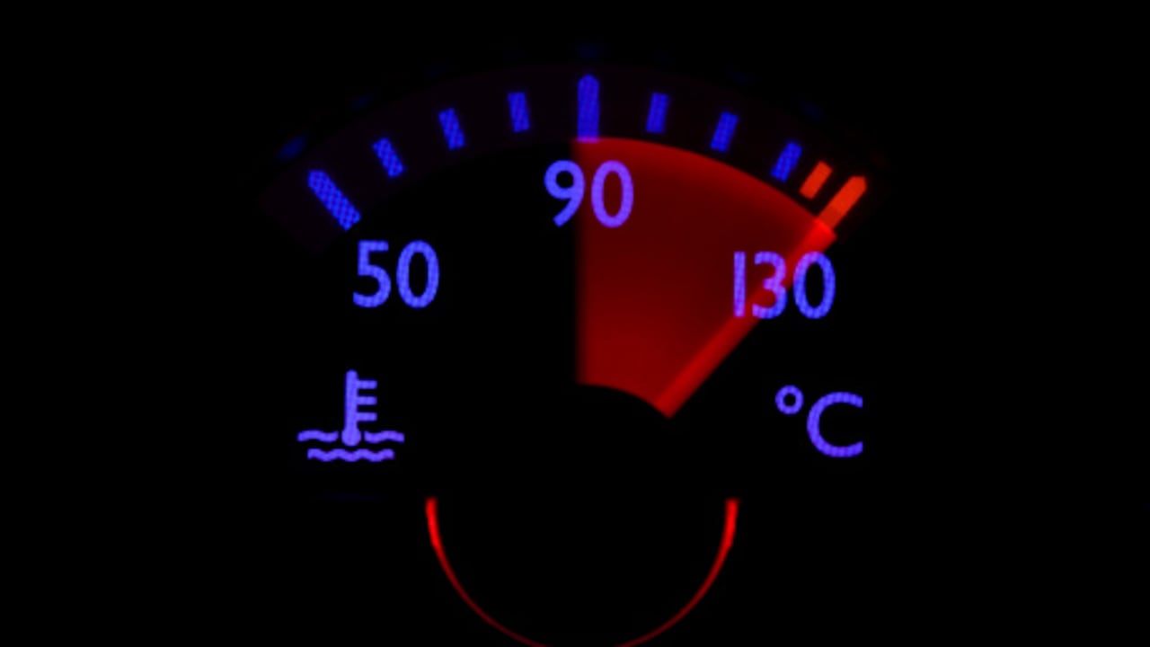 La luz de temperatura del motor advierte posibles fallas en el sistema de refrigeración y no debe ser ignorada al conducir.
