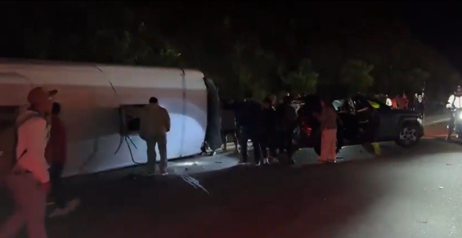 Un bus intermunicipal con 42 ocupantes se volcó en la vía Bogotá-La Vega; bomberos reportan personas atrapadas y varios heridos trasladados a centros médicos.