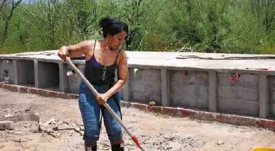 Riohacha.
Con sus propias
manos, Sonia
Bermúdez cava
tumbas, construye
bóvedas
y entierra a los
muertos sin
nombre de La
Guajira.