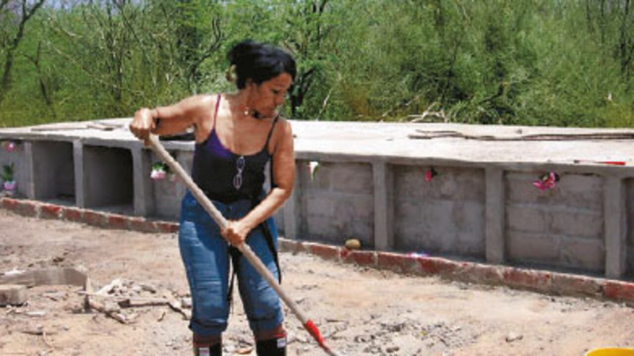 Riohacha.
Con sus propias
manos, Sonia
Bermúdez cava
tumbas, construye
bóvedas
y entierra a los
muertos sin
nombre de La
Guajira.