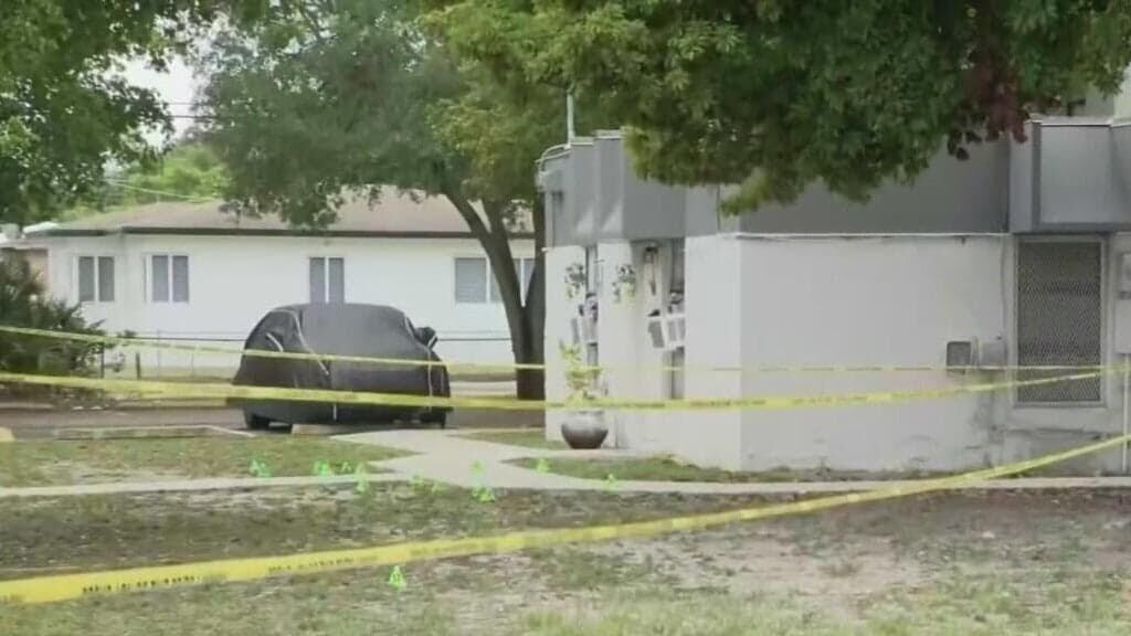 SUV con ventanas rotas e impactos de bala, estacionado al borde de la autopista I‑95 en Miami.