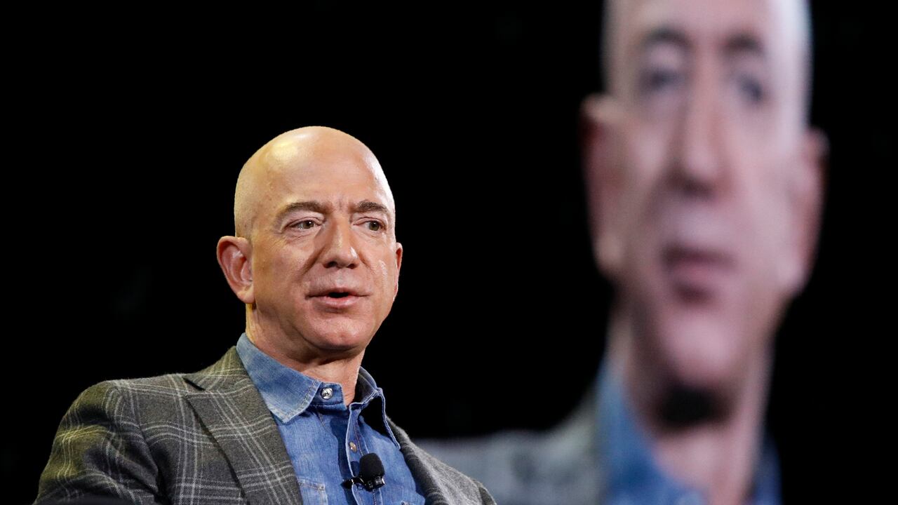En esta imagen del 6 de junio de 2019, el director general de Amazon, Jeff Bezos, en la convención de Amazon en Las Vegas. (AP Foto/John Locher, Archivo)