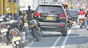 En la ciclorruta de la Carrera Octava, entre calles 25 y 9, los carros, motos y hasta ventas ambulantes se estacionan regularmente en estos espacios.
