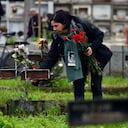 Una mujer visita las tumbas de las víctimas de la dictadura militar (1973-1990) en el Cementerio Central en vísperas del 50 aniversario del golpe militar contra el presidente socialista Salvador Allende, en Santiago, el 10 de septiembre de 2023. (Foto de Pablo VERA/ AFP)