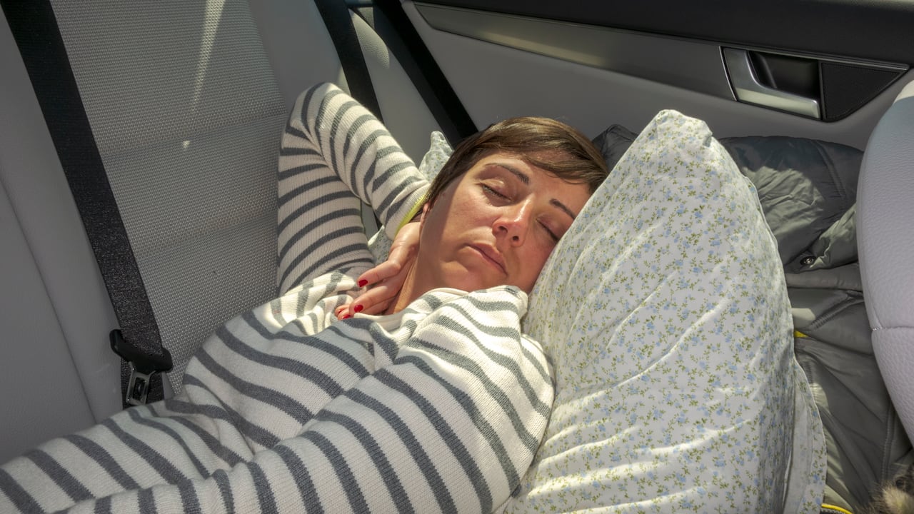 Joven durmiendo en su carro. Imagen de referencia