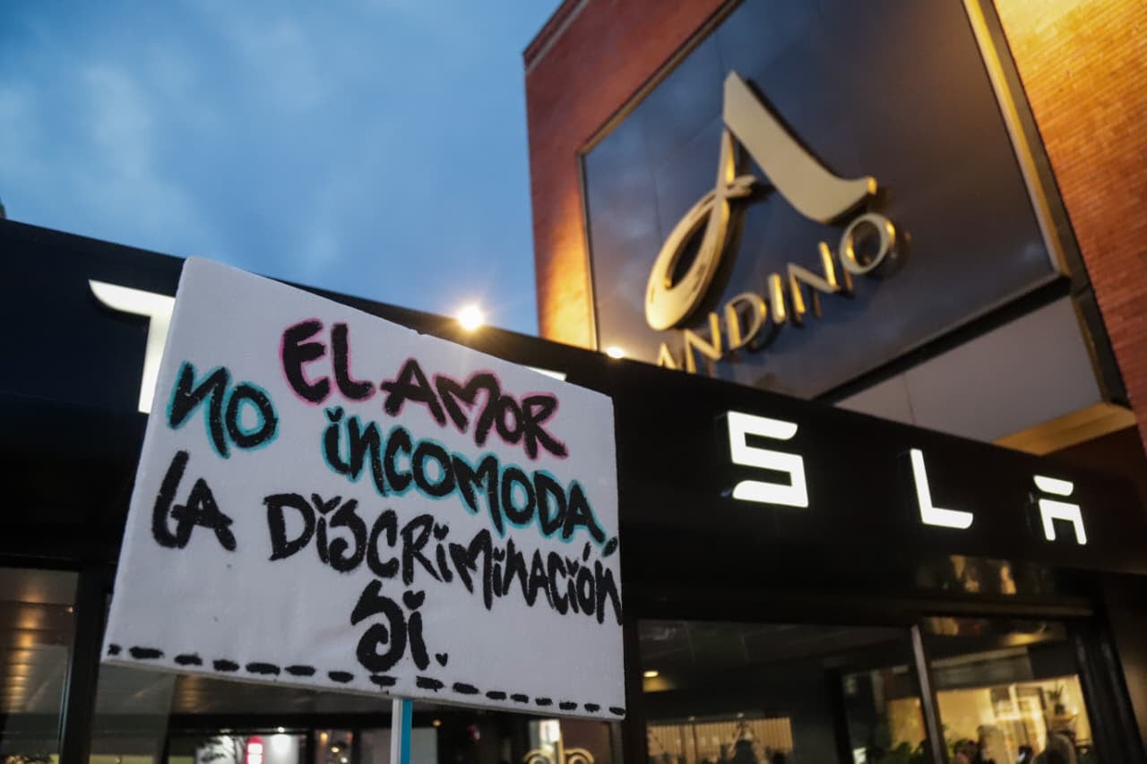 Manifestantes de la comunidad LGTBIQ+ en el Centro Comercial Andino.