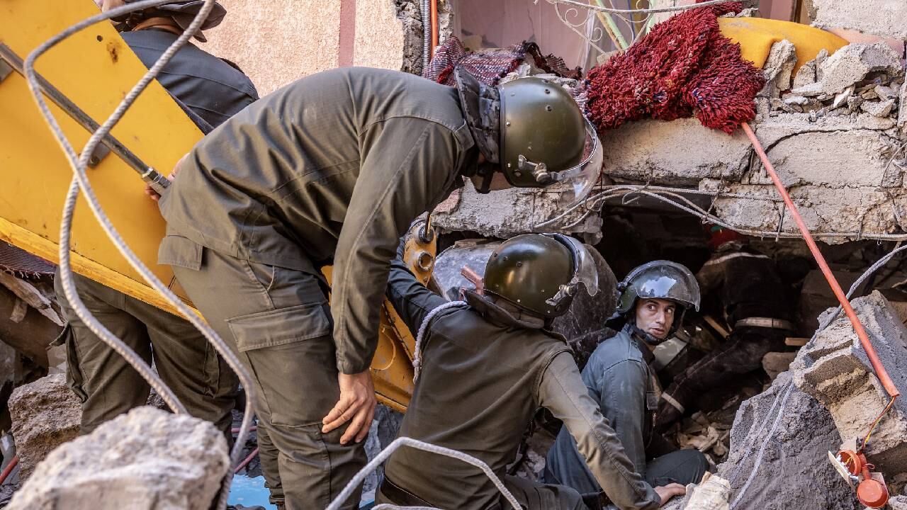 Los equipos de rescate buscan supervivientes en una casa derrumbada en Moulay Brahim, provincia de Al Haouz, el 9 de septiembre de 2023.