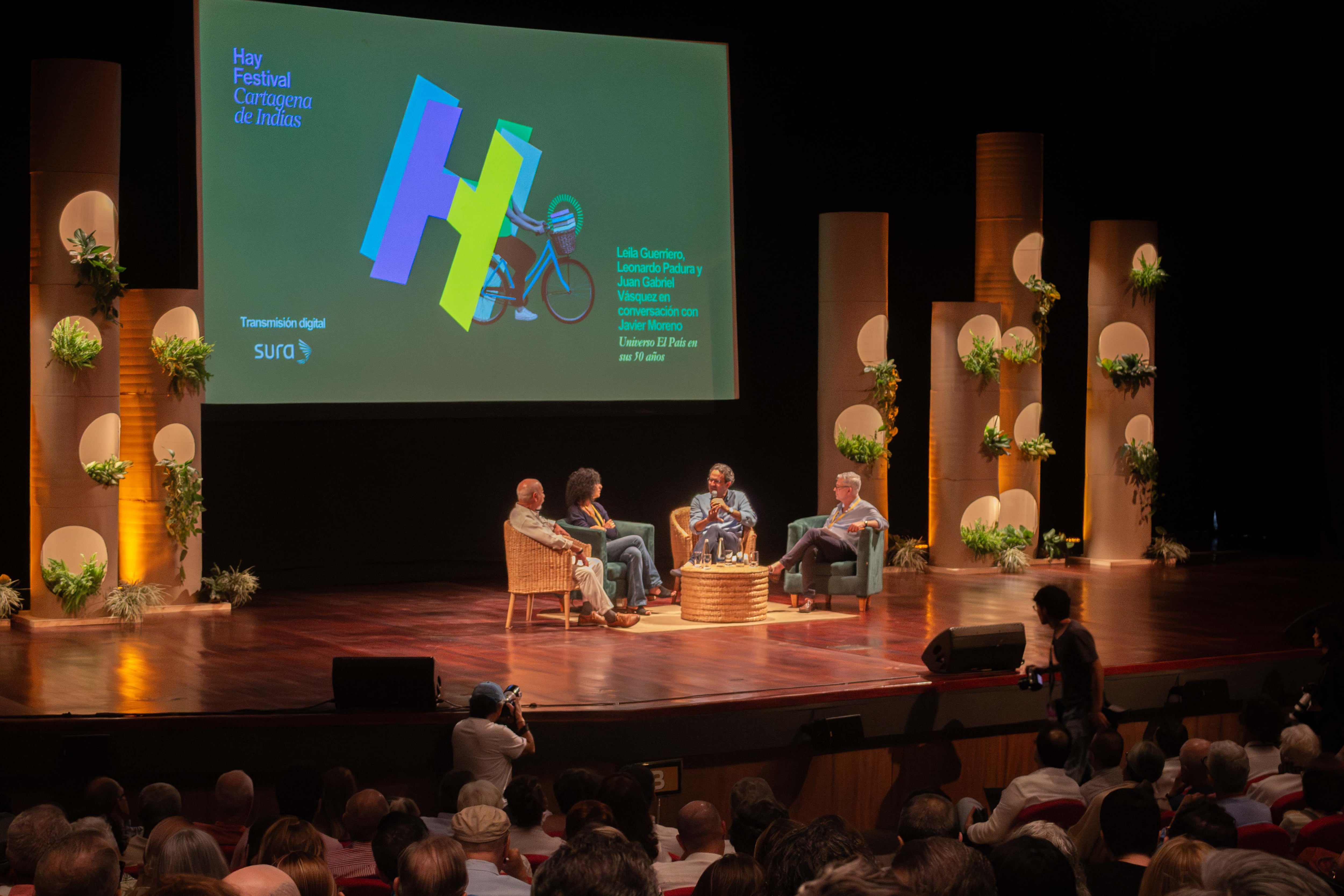 En el marco del Hay Festival Cartagena 2026, los escritores Leila Guerriero, Leonardo Padura y Juan Gabriel Vásquez conversaron junto al director de El País de España a propósito de los 50 años del diario.