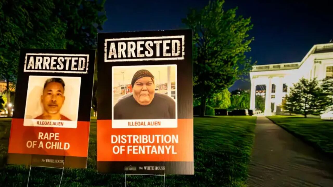 La Casa Blanca celebró los primeros 100 días del gobierno Trump al exponer fotos de inmigrantes presuntamente criminales.