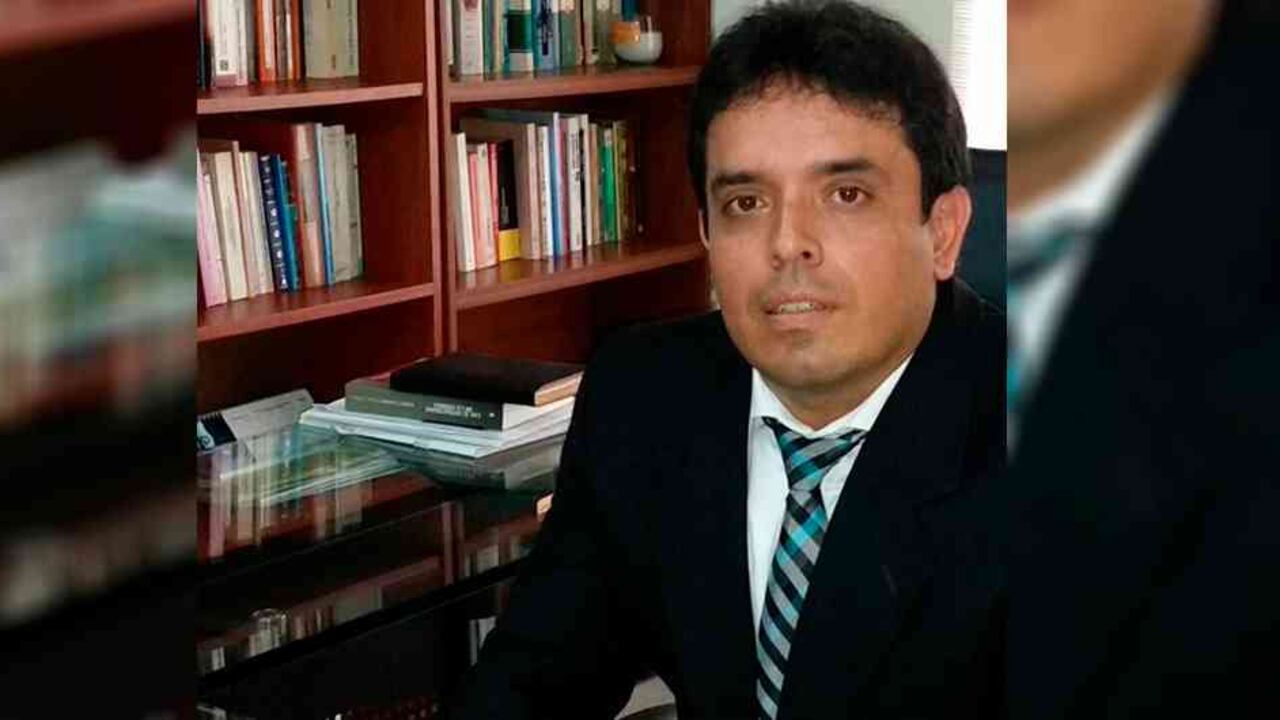 Carlos Julián Bermeo es abogado de la Universidad del Cauca.