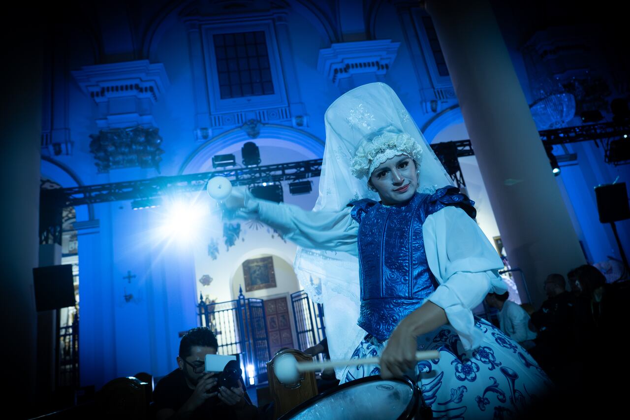 El vestuario de Lo Sagrado estuvo a cargo de la reconocida vestuarista Luz Helena Cárdenas.