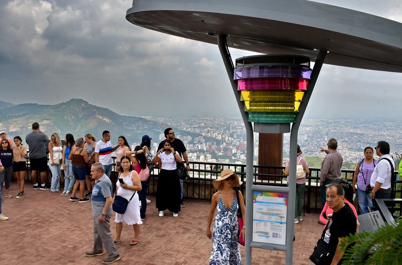 Por medio de un recorrido guiado, 30 personas, entre locales y extranjeras, se convirtieron en las primeras en visitar el Ecoparque Cristo Rey, toda vez que la Alcaldía de Cali habilitara el ingreso, de manera gratuita y con inscripción previa.
La visita inició a las 12:00 del medio día y duró un poco más de 45 minutos. Para poder acceder, los visitantes realizaron de manera anticipada un registro obligatorio, que fue lo que les permitió recorrer las renovadas instalaciones del lugar. FOTOS RAÚL PALACIOS / EL PAÍS.