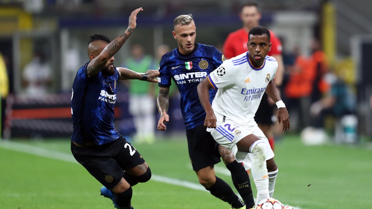 MILAN, ITALY - SEPTEMBER 15: (BILD OUT) Rodrygo Goes of Real Madrid CF and Arturo Vidal of FC Internazionale battle for the ball during the UEFA Champions League group D match between Inter and Real Madrid at Giuseppe Meazza Stadium on September 15, 2021 in Milan, Italy. (Photo by Getty Images/Sportinfoto/DeFodi Images)
