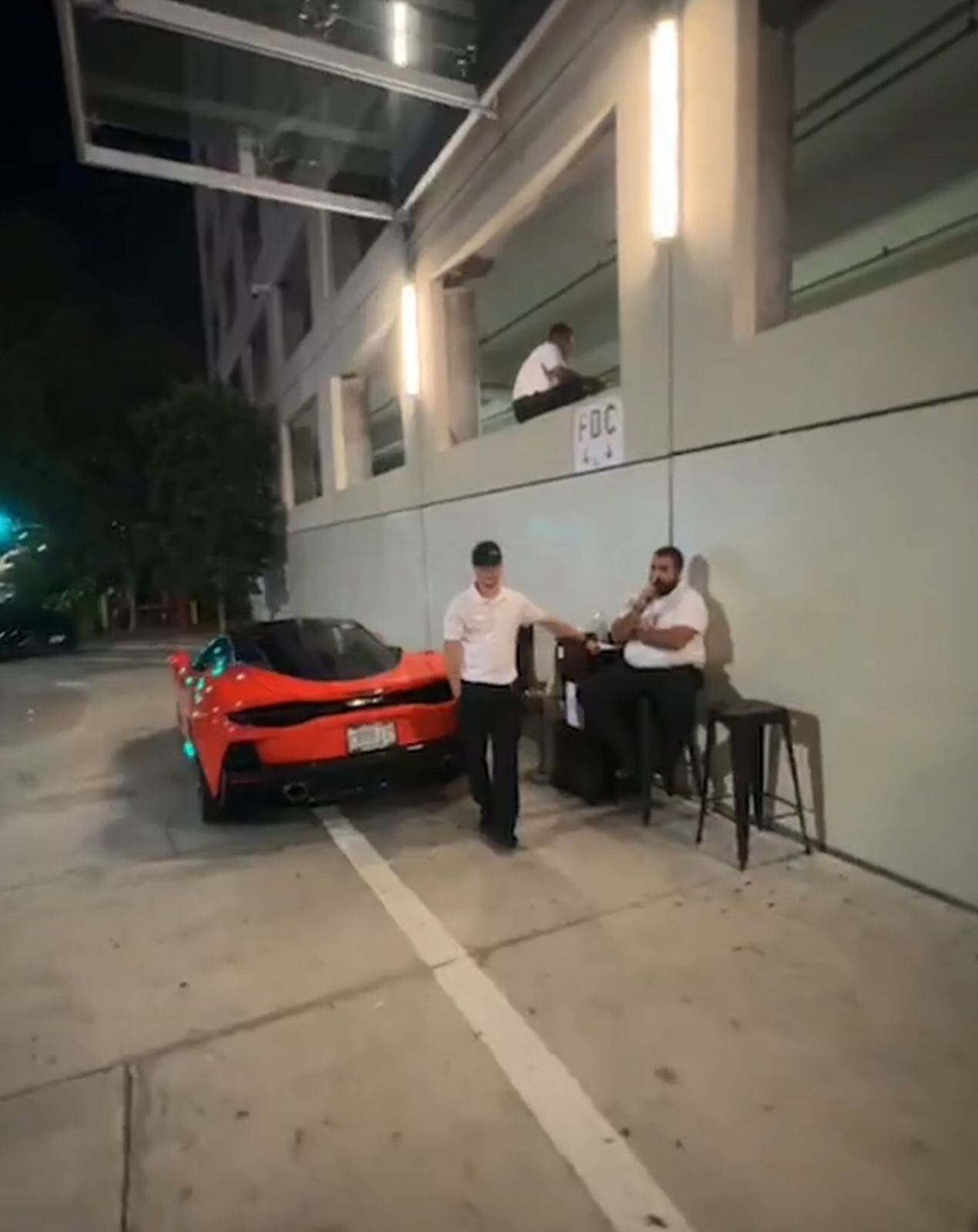 Los trabajadores que se encargan de parquear los vehículos se mostraron preocupados por lo que había ocurrido