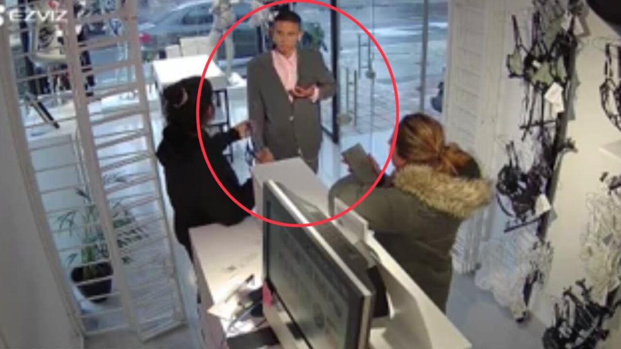 El ladrón quedó grabado en una cámara de seguridad del sitio, usaba sacó y pantalón gris y camisa de color rosado.