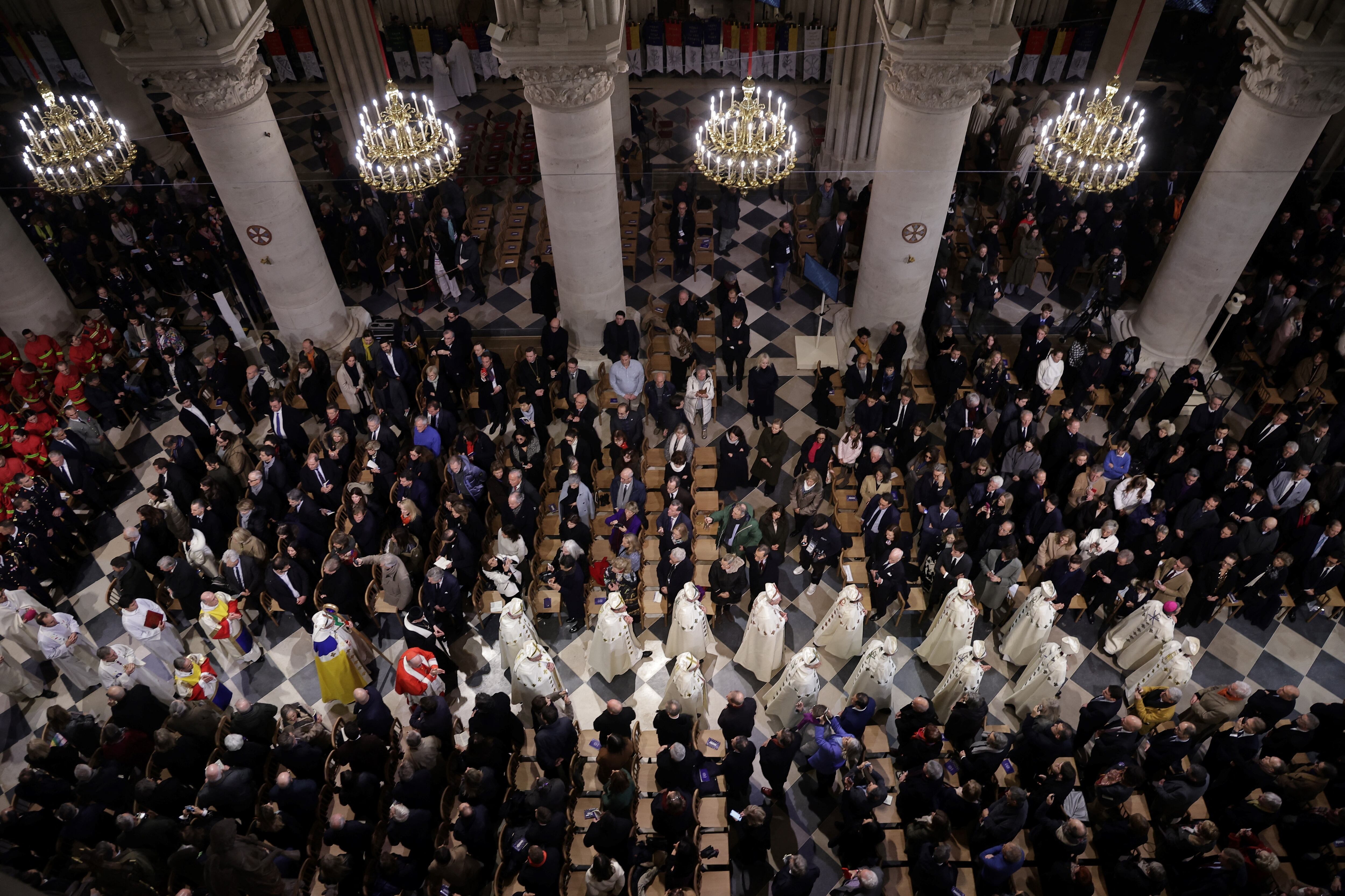 Los clérigos llegan para asistir a la ceremonia de reapertura de la histórica Catedral de Notre-Dame en el centro de París