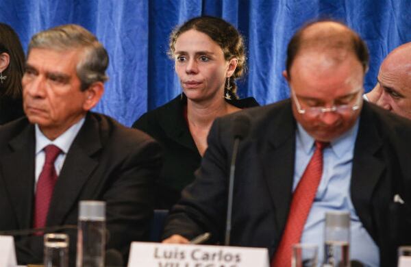 En la foto Helena Ambrosio del equipo negociador colombiano. Adelante el General Jorge Enrique Mora y Luis Carlos Villegas. 