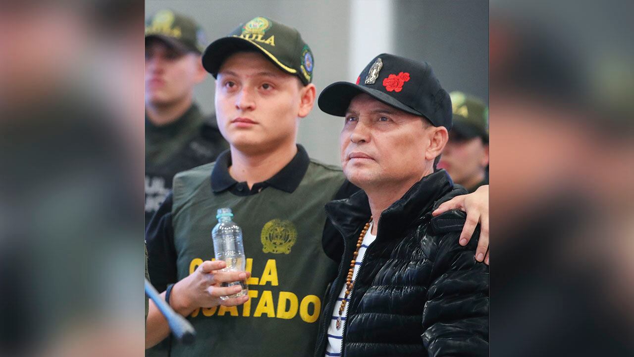 Giovanny Ayala junto a su hijo, después de que fuera rescatado por el Gaula.