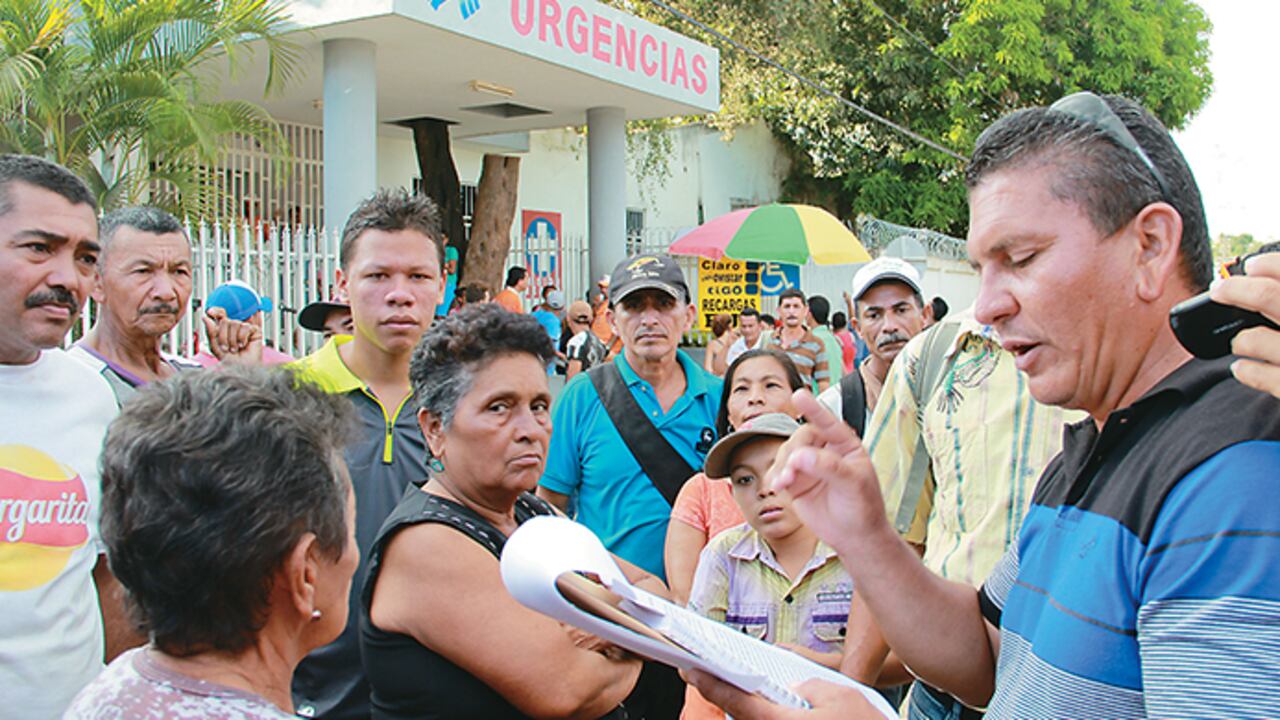 Incluso algunos habitantes de El Carmen bloquearon las calles y pidieron la presencia del presidente Santos. A las afueras del hospital se vivieron momentos de angustia y de zozobra.