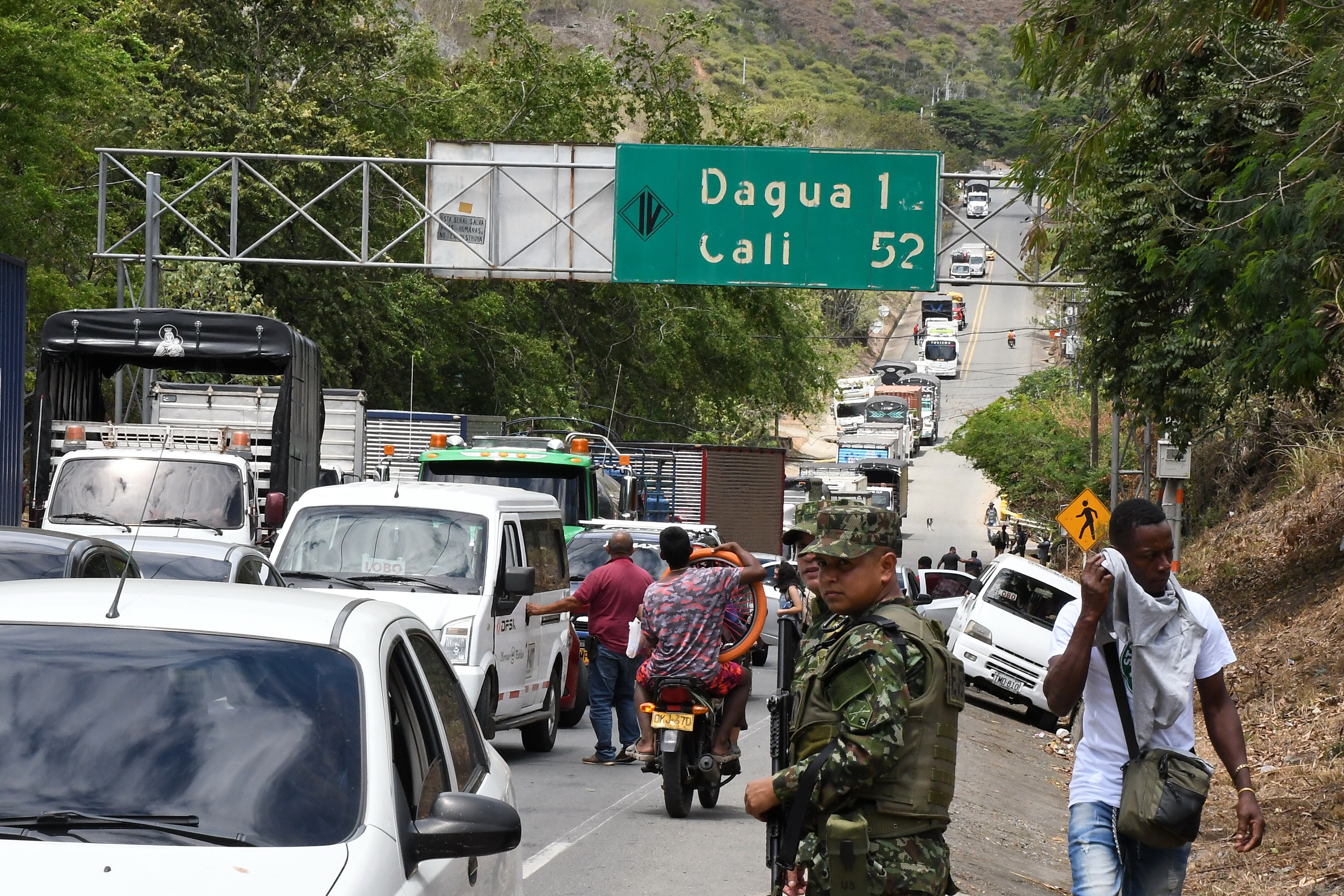 Cali: Perdidas millonarias deja un nuevo bloqueo  en la vía a Buenaventura a la altura de Lobo guerrero. Comunidades afros del alto y bajo Naya del Cauca dejaron su terreno y  se desplazaron hasta la vía de ingreso al puerto, impidiendo el paso a trasportadores, turistas y comerciantes. Foto José L Guzmán. EL País