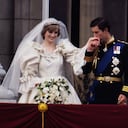 El Príncipe y la Princesa de Gales en el balcón del Palacio de Buckingham el día de su boda, 29 de julio de 1981. Diana lleva un vestido de novia de David y Elizabeth Emmanuel y la tiara de la familia Spencer. (Foto de Terry Fincher / Princess Diana Archive / Getty Images)