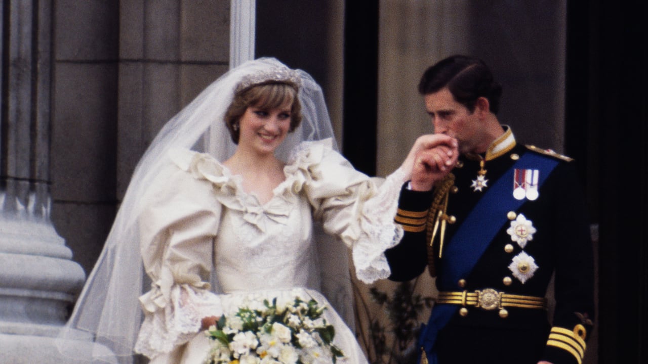 El Príncipe y la Princesa de Gales en el balcón del Palacio de Buckingham el día de su boda, 29 de julio de 1981. Diana lleva un vestido de novia de David y Elizabeth Emmanuel y la tiara de la familia Spencer. (Foto de Terry Fincher / Princess Diana Archive / Getty Images)