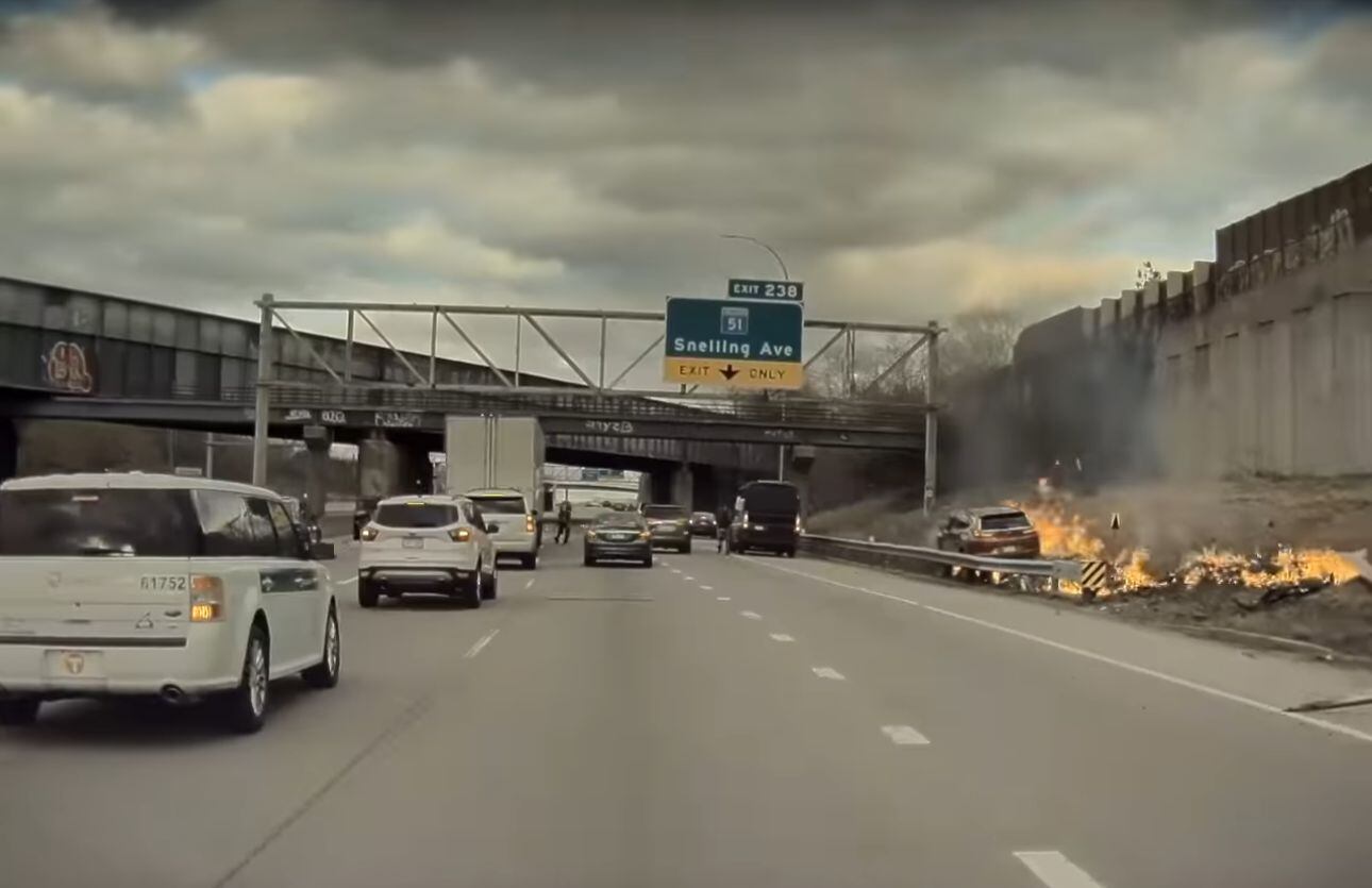 Varios vehículos se detuvieron para intentar socorrer al conductor