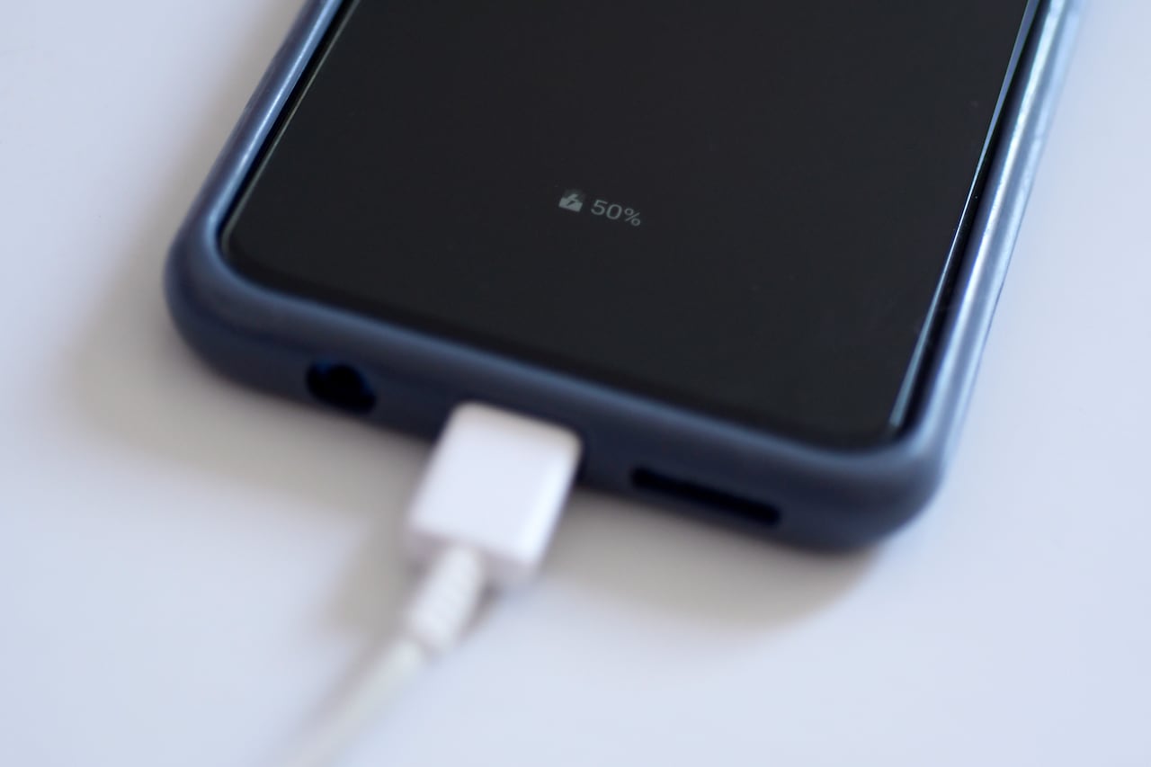 La relación entre modo avión y velocidad de carga del celular sigue siendo motivo de debate.