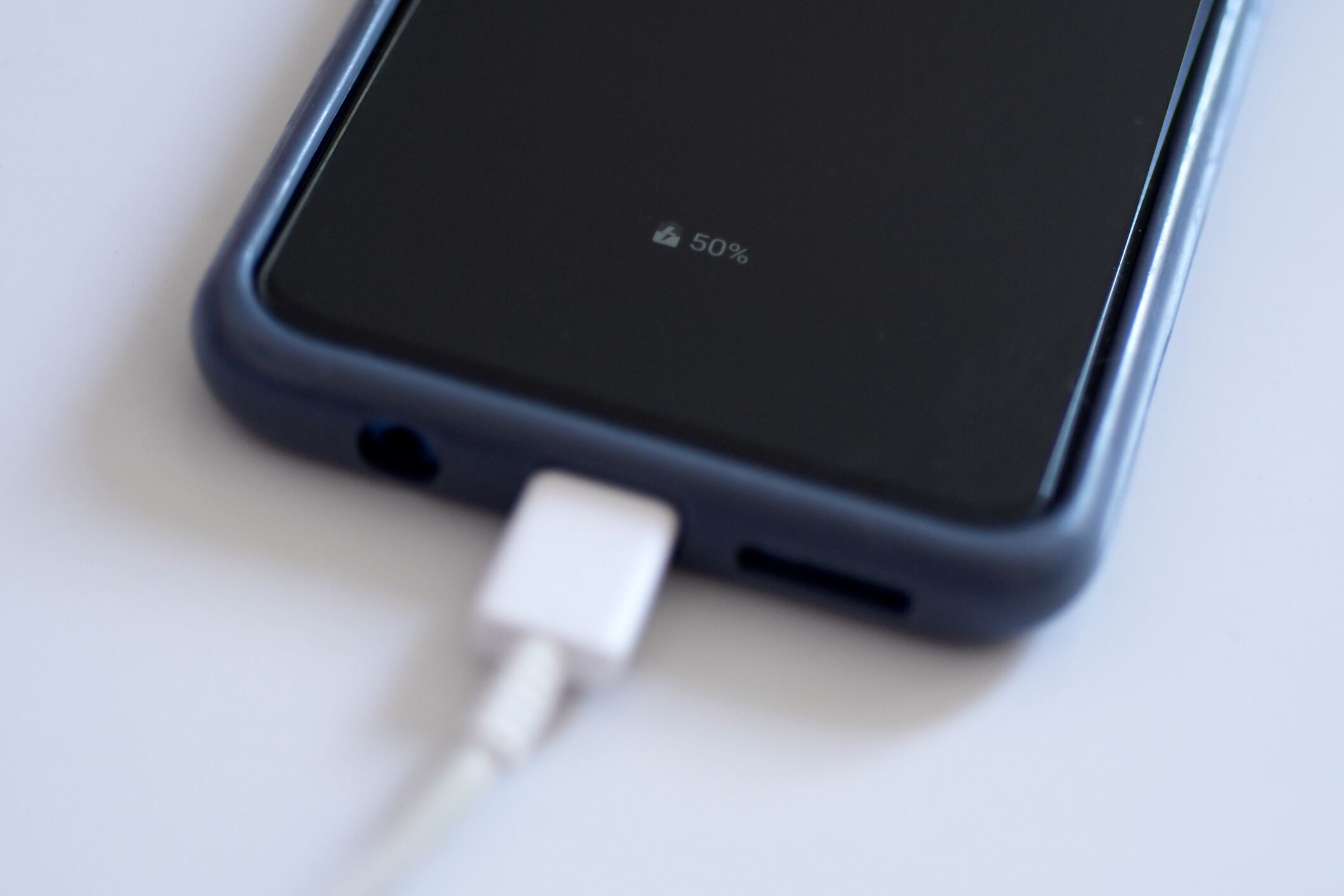 La relación entre modo avión y velocidad de carga del celular sigue siendo motivo de debate.