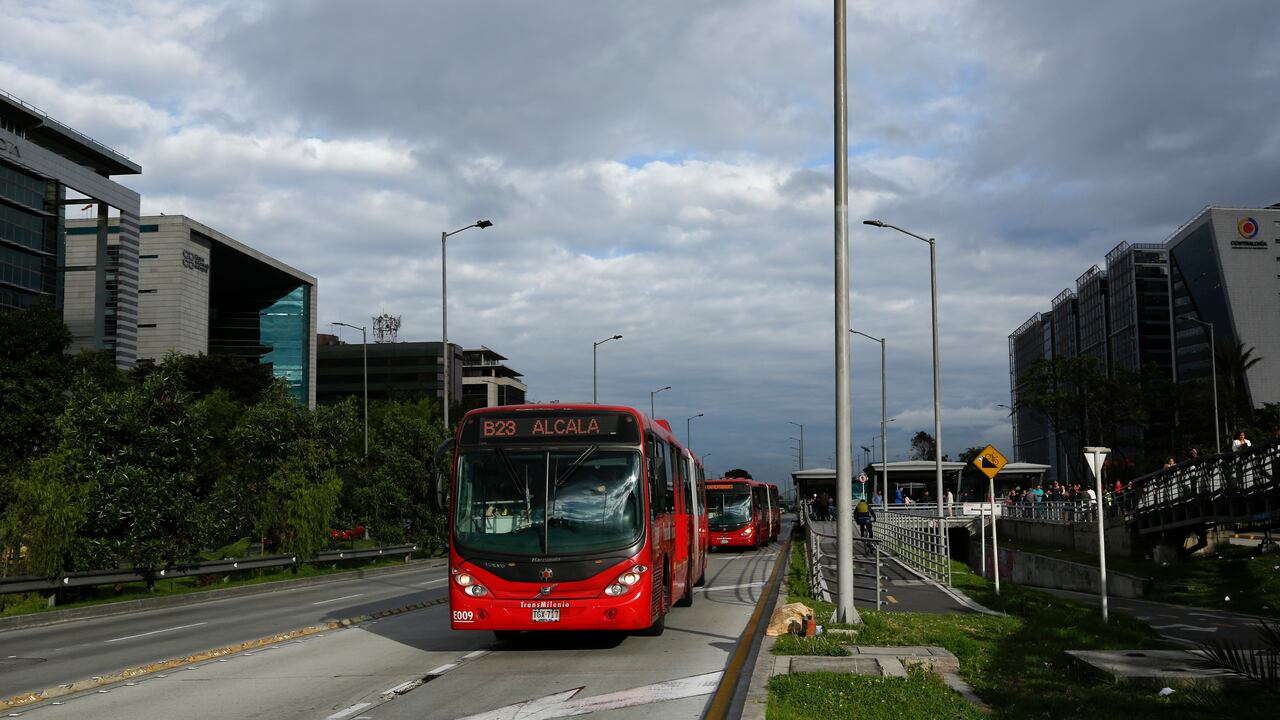 Tragedia en Transmilenio: un hombre se lanzó desde el puente de la Estación 21 ángeles