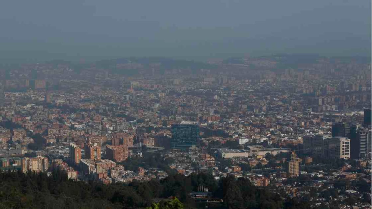 Las estaciones de medición de calidad del aire en Bogotá siguen mostrando una grave problemática de contaminación en la ciudad. Foto: Guillermo Torres.