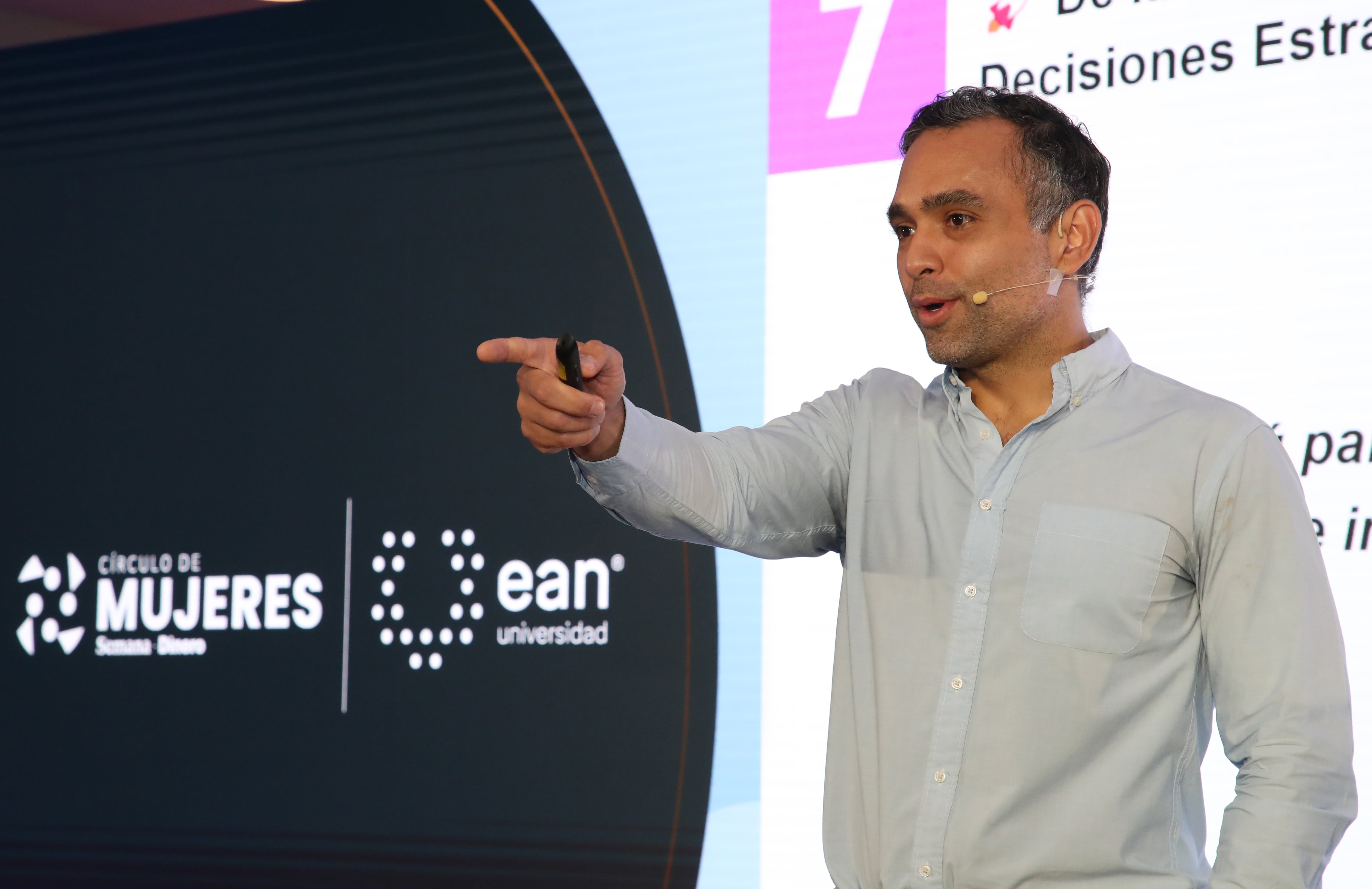 José Enrique Alba es administrador de empresas y máster en Business Administration.