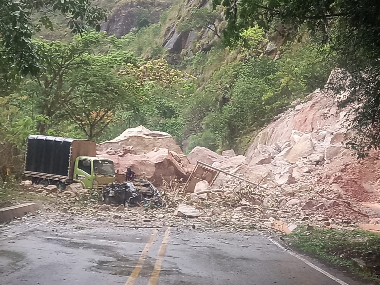 Cerrada la vía Timana - Altamira, por derrumbe en Pericongo