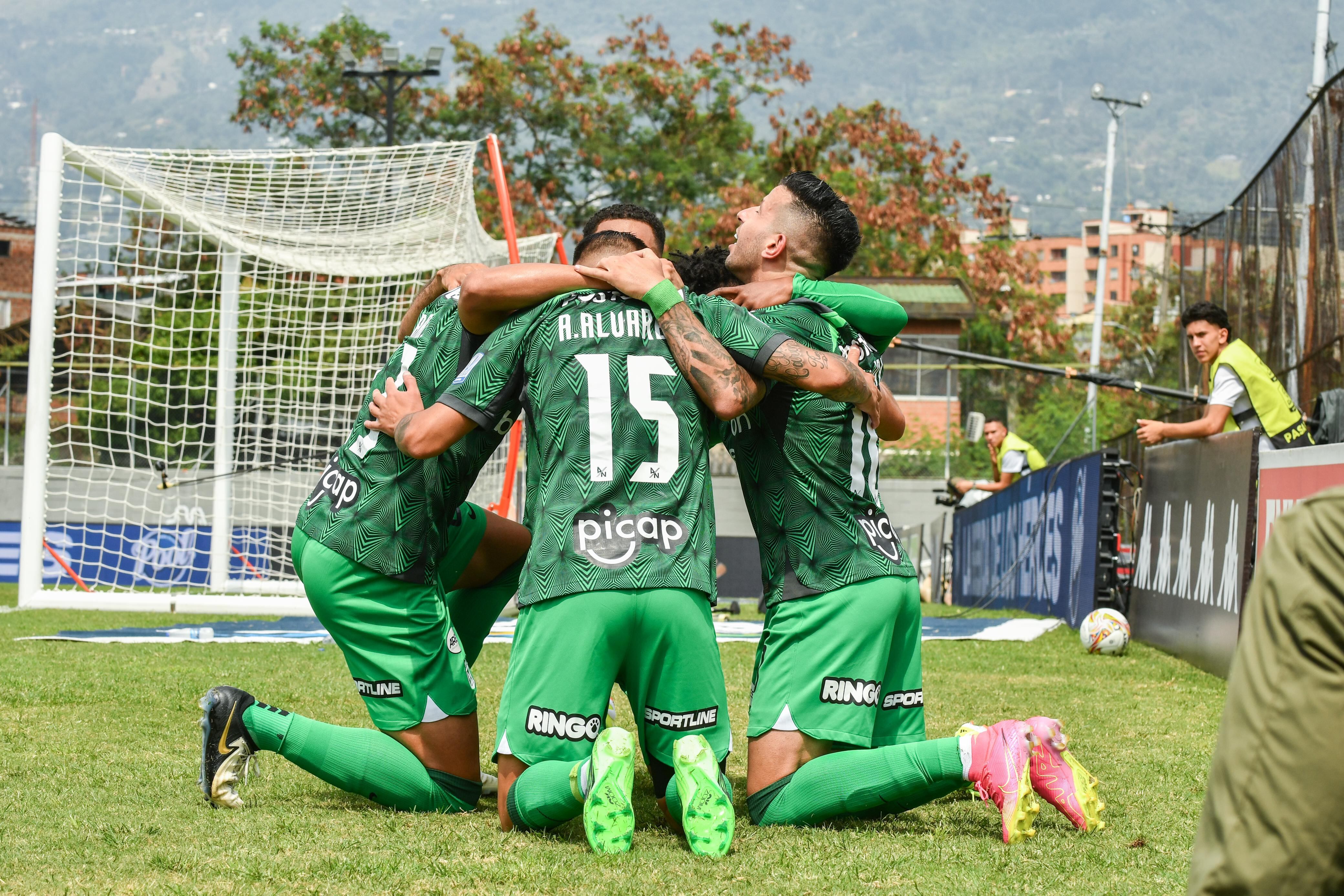 Jugadores de Atlético Nacional celebrando el gol de la victoria ante Envigado