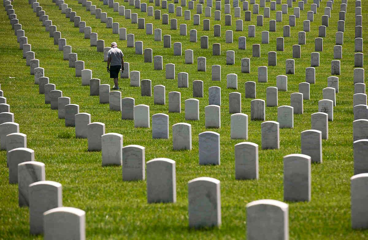 John Bickler visita el Cementerio Nacional de Los Ángeles en Los Ángeles, el lunes 25 de mayo de 2020. La conmemoración anual del Día de los Caídos se realizó sin la asistencia del público debido al brote de coronavirus. (Foto AP / Jae C. Hong)