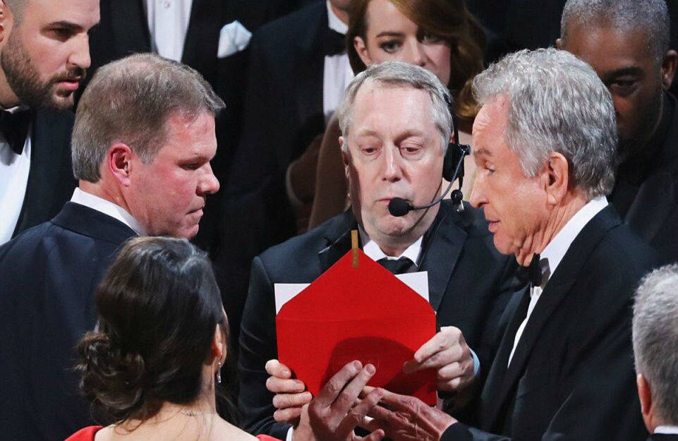 En este momento los organizadores estaban confirmando que en realidad la producción que se llevaba el premio a Mejor Película sería 'Moonlight'. Foto: AFP.