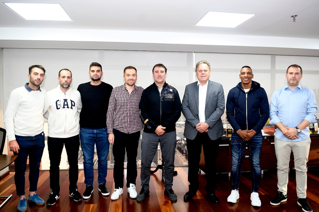 De izquierda a derecha (Valentino Dressino, Leandro Javier Jorge, Fernando Allocco, Iván Novella, Néstor Lorenzo, Ramón Jesurun, Luis Amaranto Perea y Andrés Tamayo).